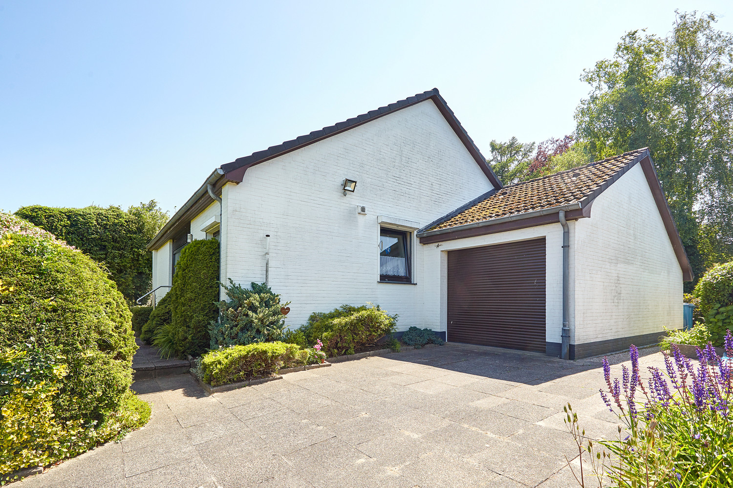 Zufahrt und Garage