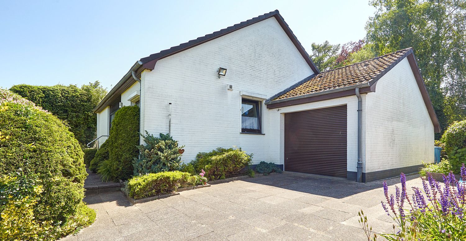 Zufahrt und Garage