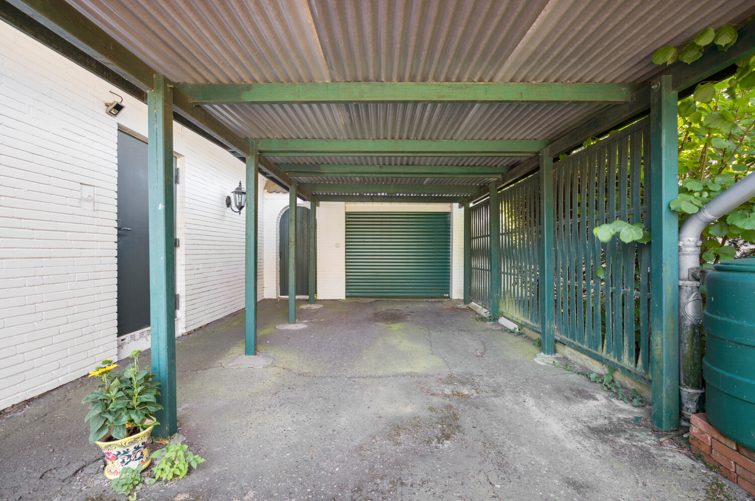 Carport und Garage mit elektrischem Tor