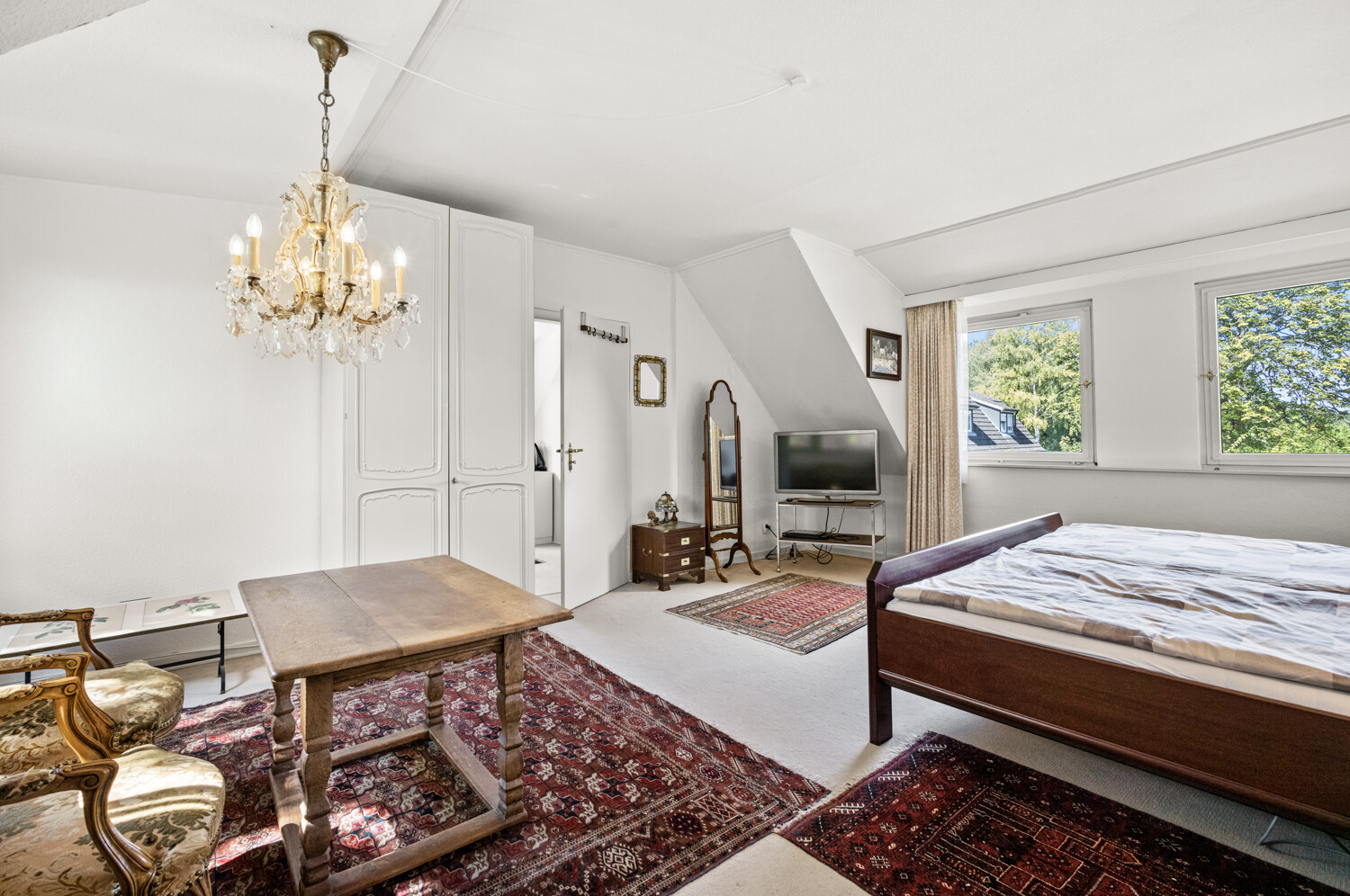 Komfortables Schlafzimmer mit Ankleidezimmer angrenzend
