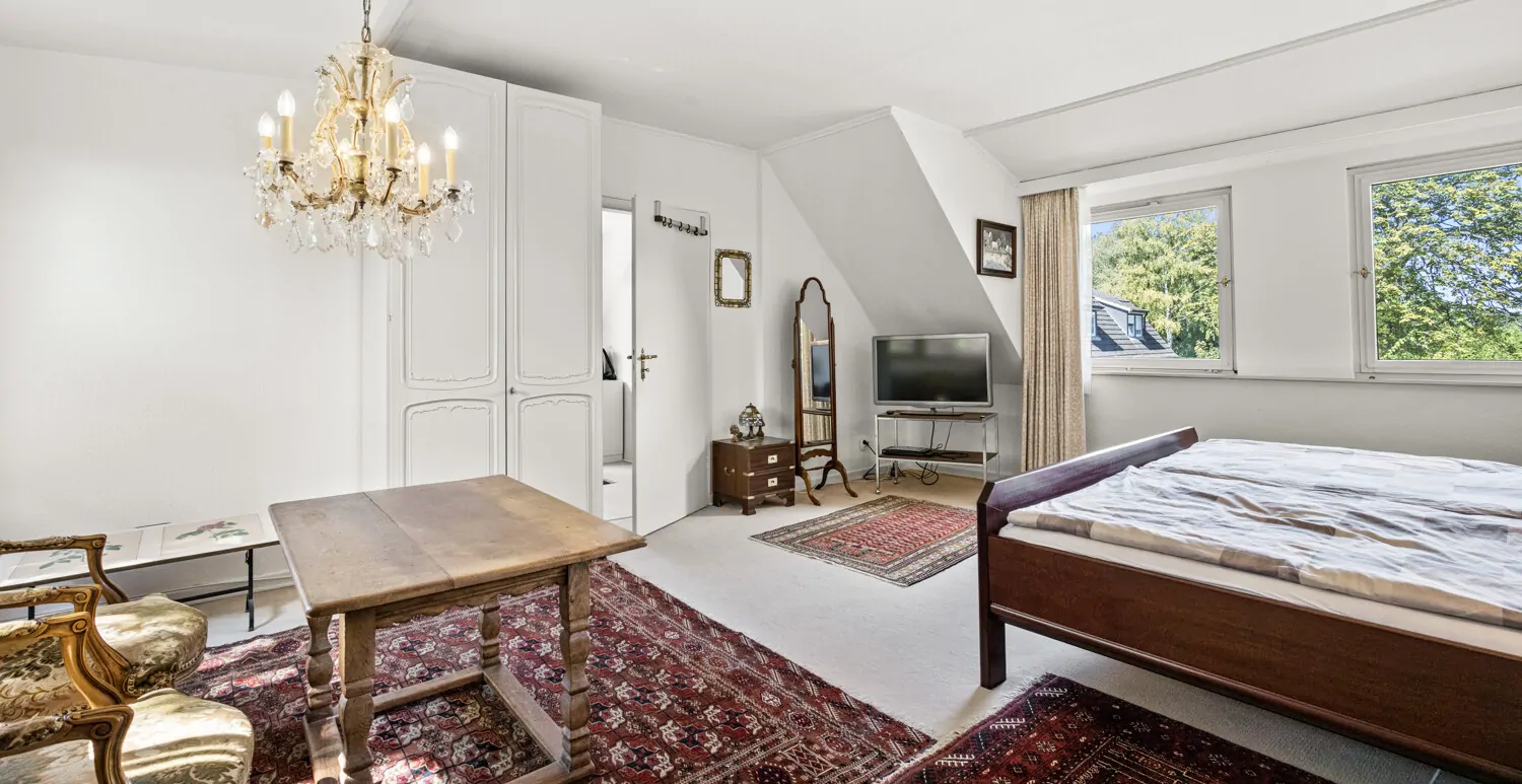 Komfortables Schlafzimmer mit Ankleidezimmer angrenzend