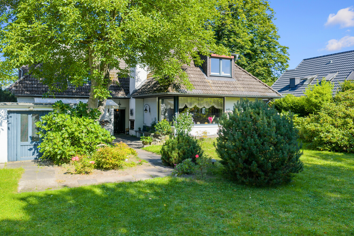 Gartenansicht mit Nebengebäude