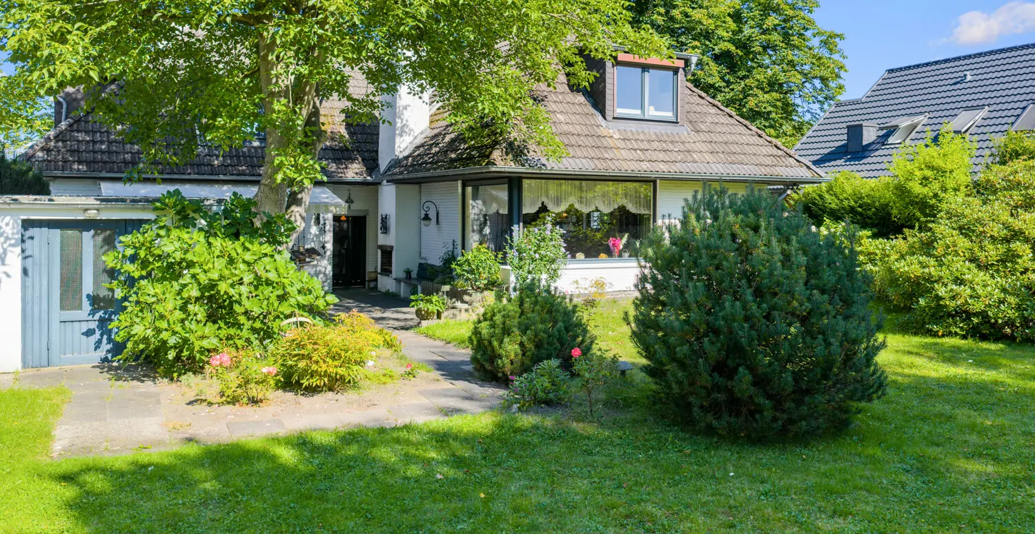 Gartenansicht mit Nebengebäude