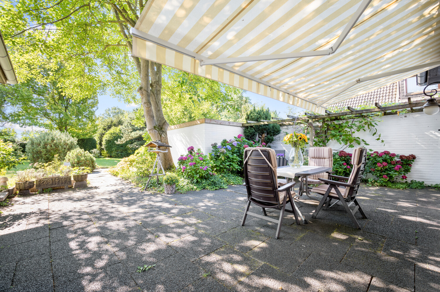 Angrenzende Terrasse mit elektrischer Markise