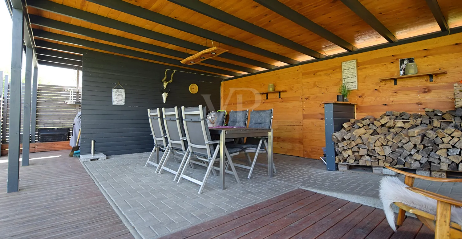 ÜBERDACHTE TERRASSE