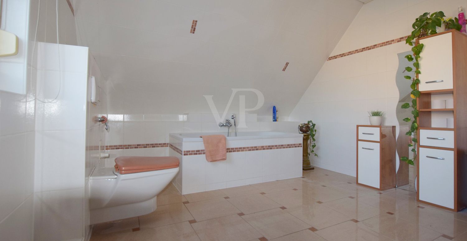 BADEZIMMER OG I
