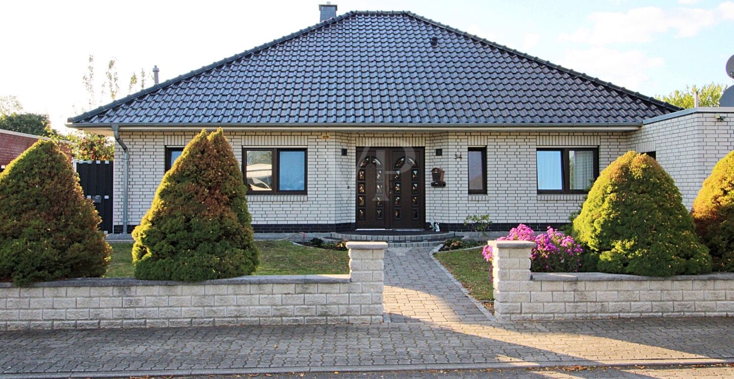 HAUS | FRONT