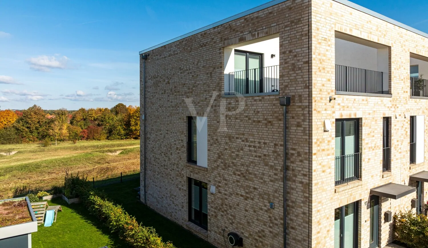 HAUS SEITE | BLICK IN DIE FLUR