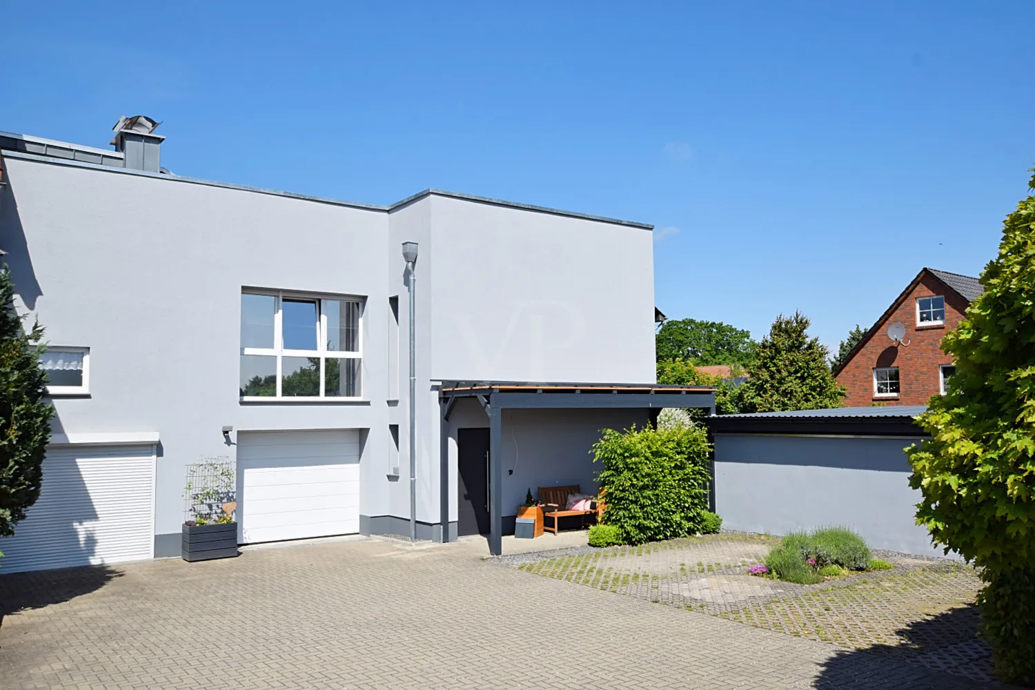 MODERNE DOPPELHAUSHÄLFTE MIT DACHTERRASSE, GARAGE UND GROßEM GARTEN