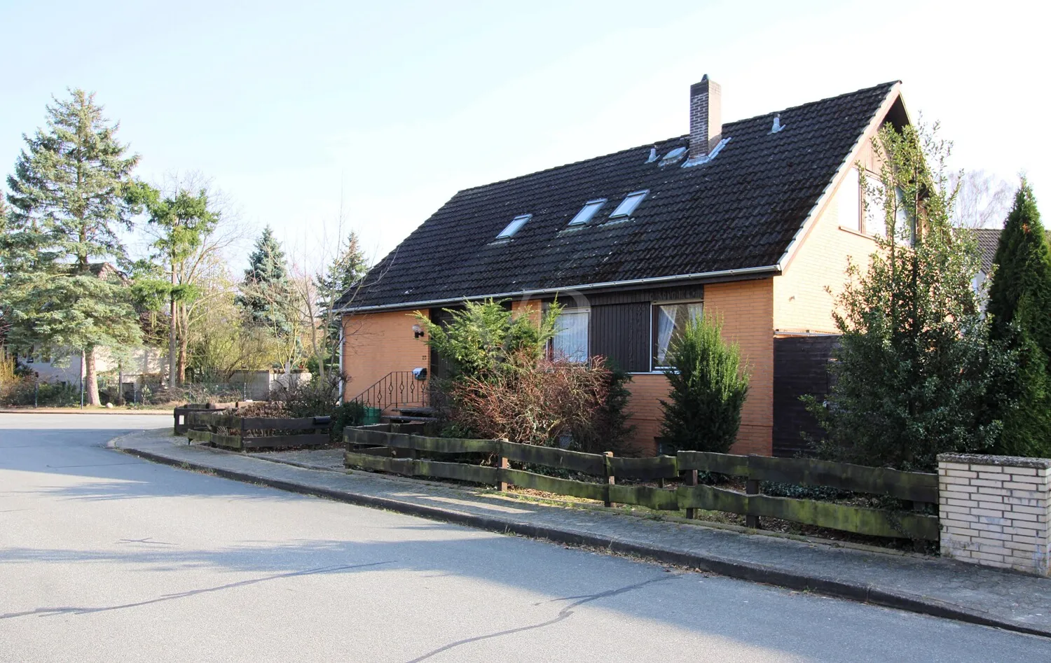 HAUS | FRONT