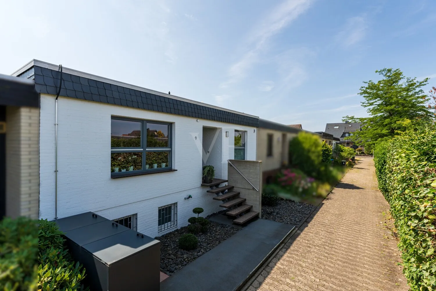 HAUS | FRONT