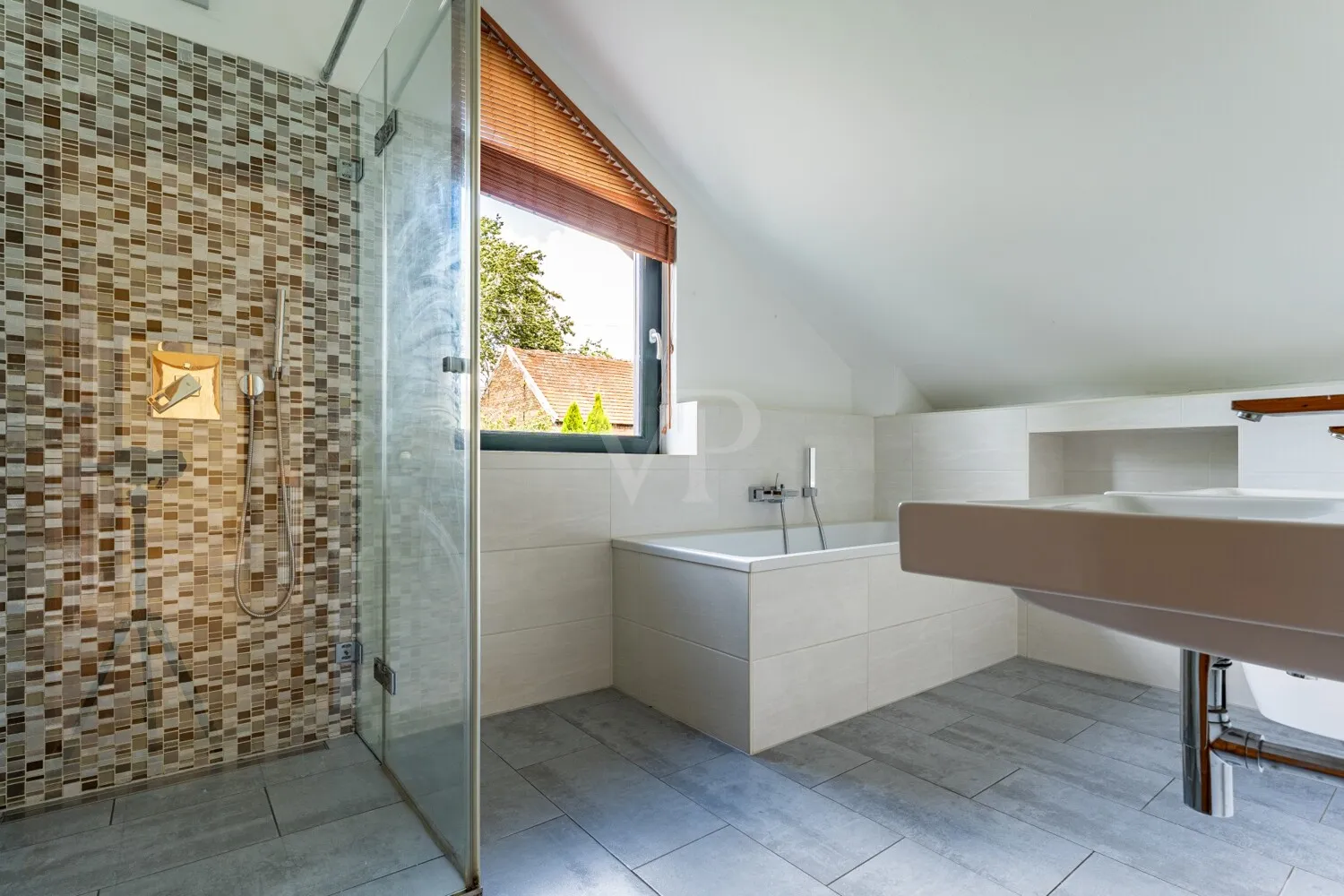 BADEZIMMER OBERGESCHOSS