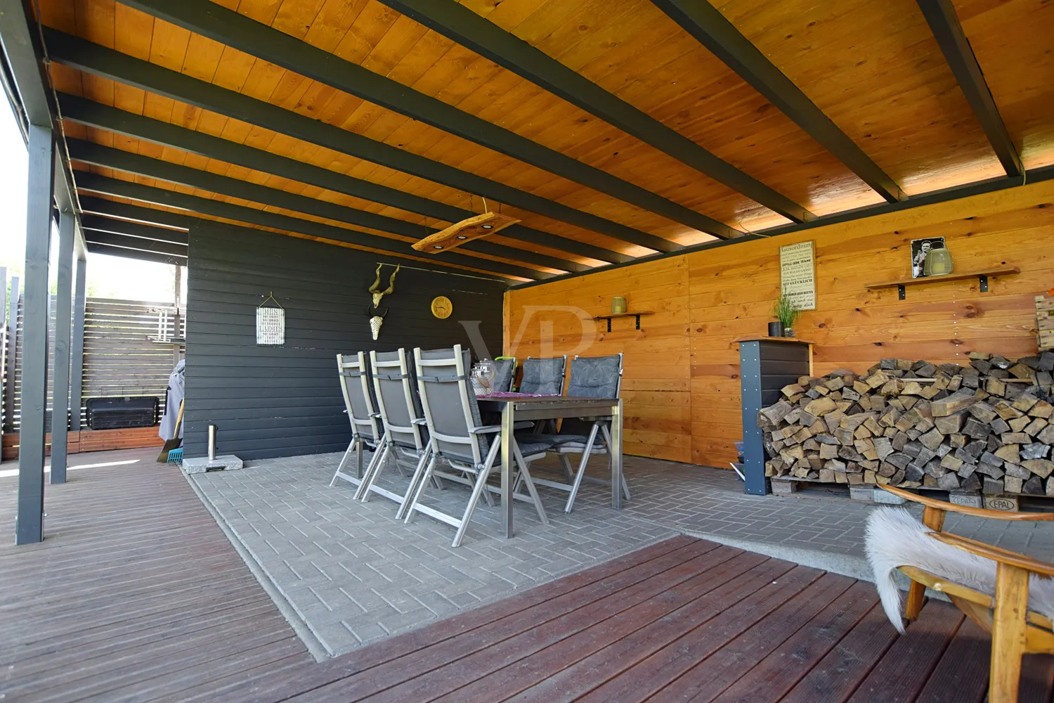 ÜBERDACHTE TERRASSE