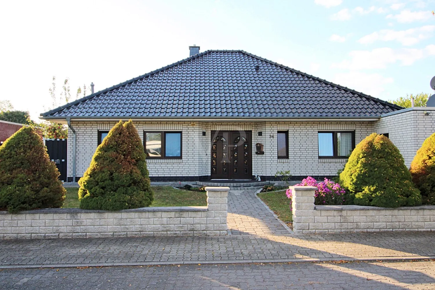 HAUS | FRONT