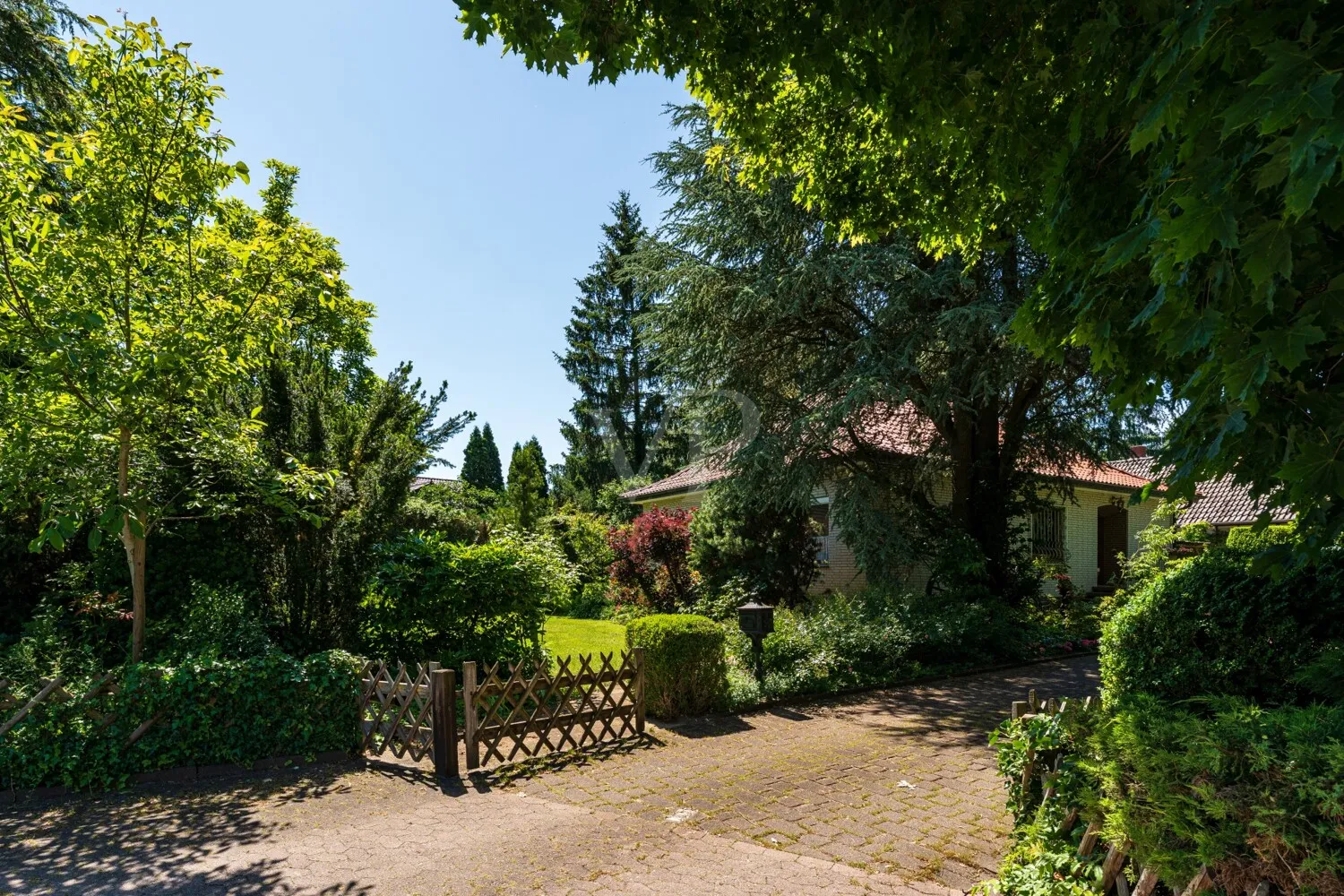 AUFFAHRT | HAUS STRAßE