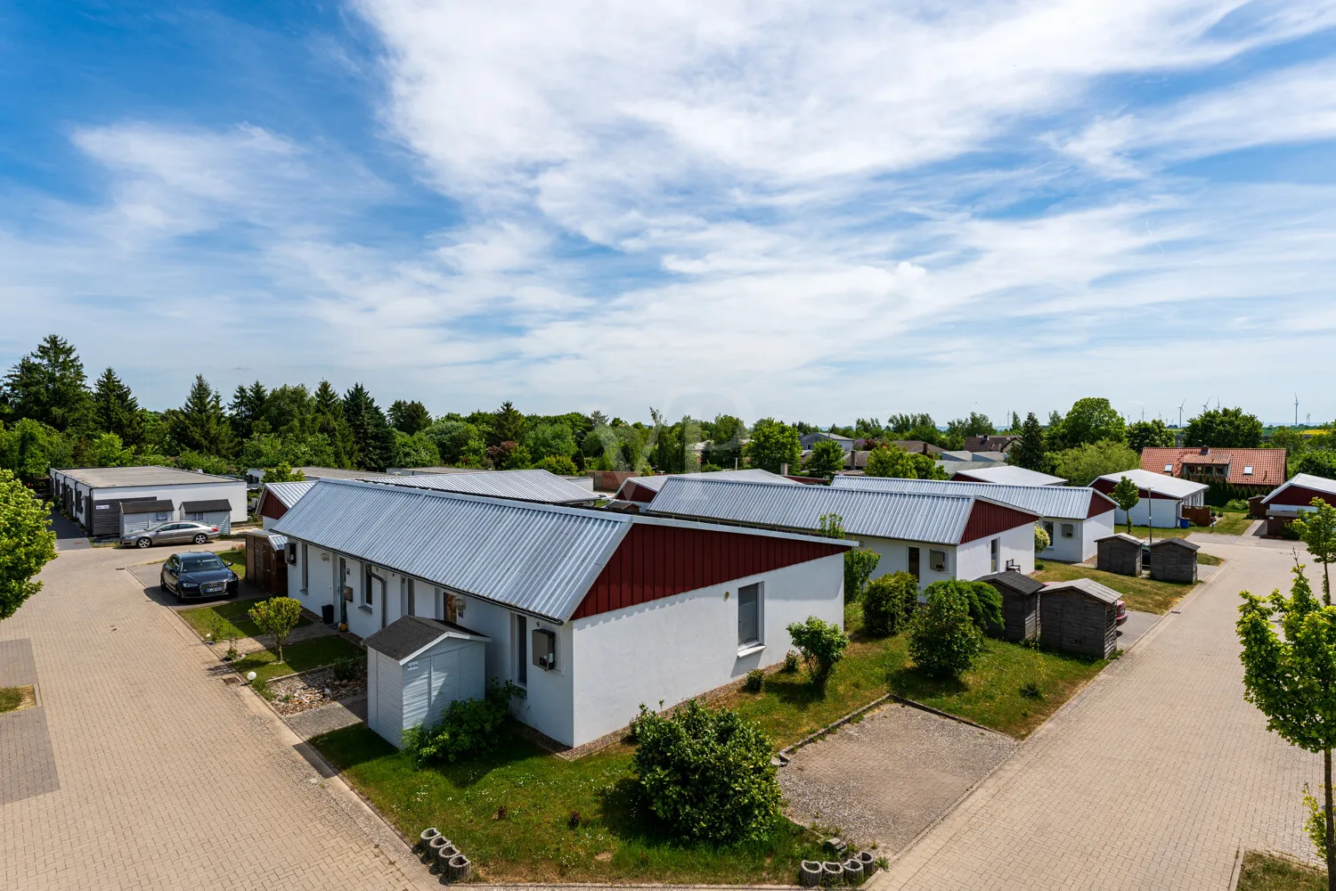 JEWEILS MIT PKW-STELLPLATZ