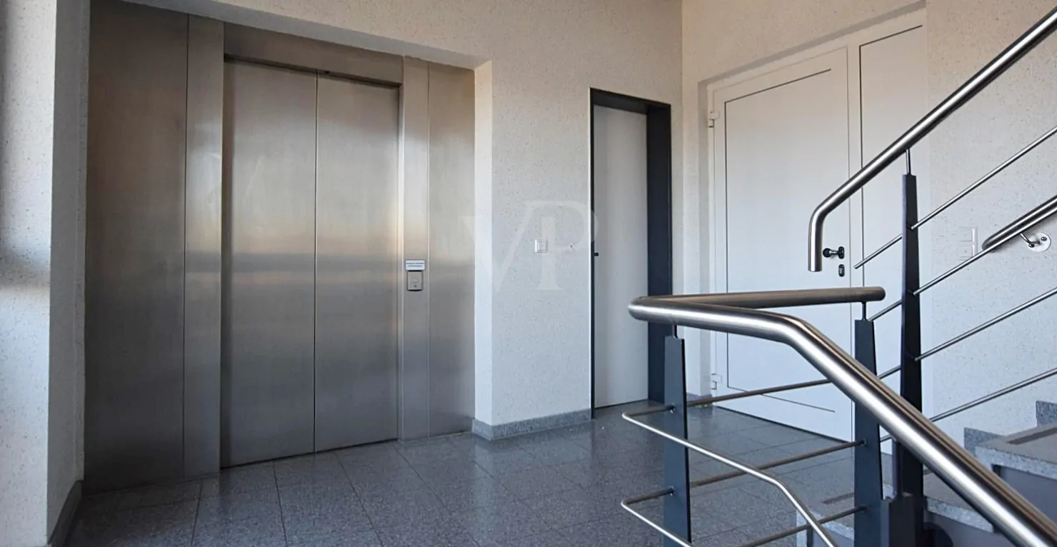 EINGANG | FAHRSTUHL
