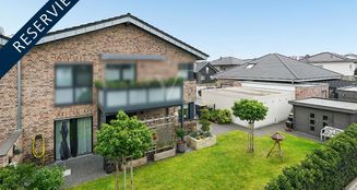 von_poll_real_estate_property_25202015_image_0