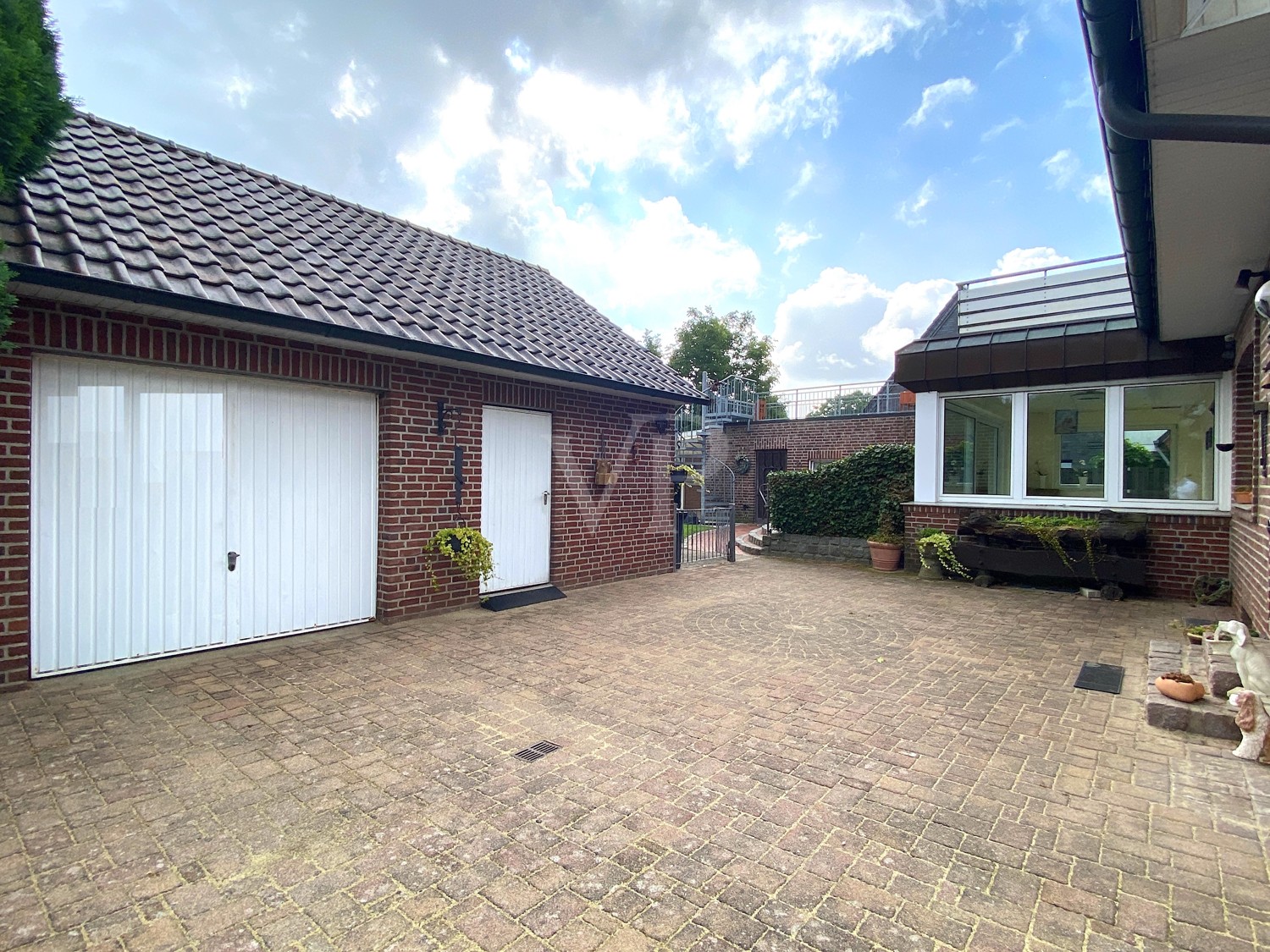 Innenhof und Garage