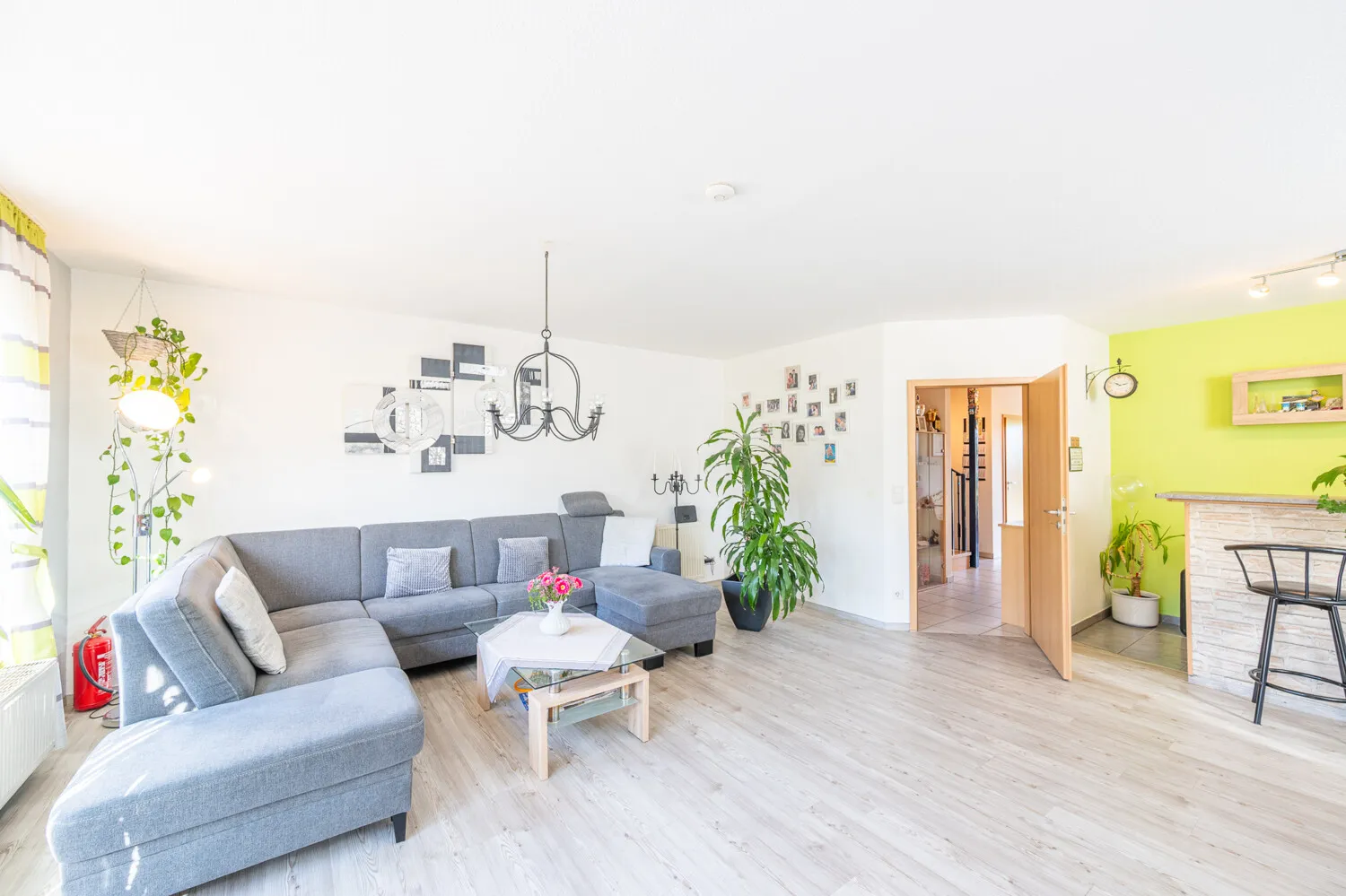 Wohnzimmer mit Barbereich