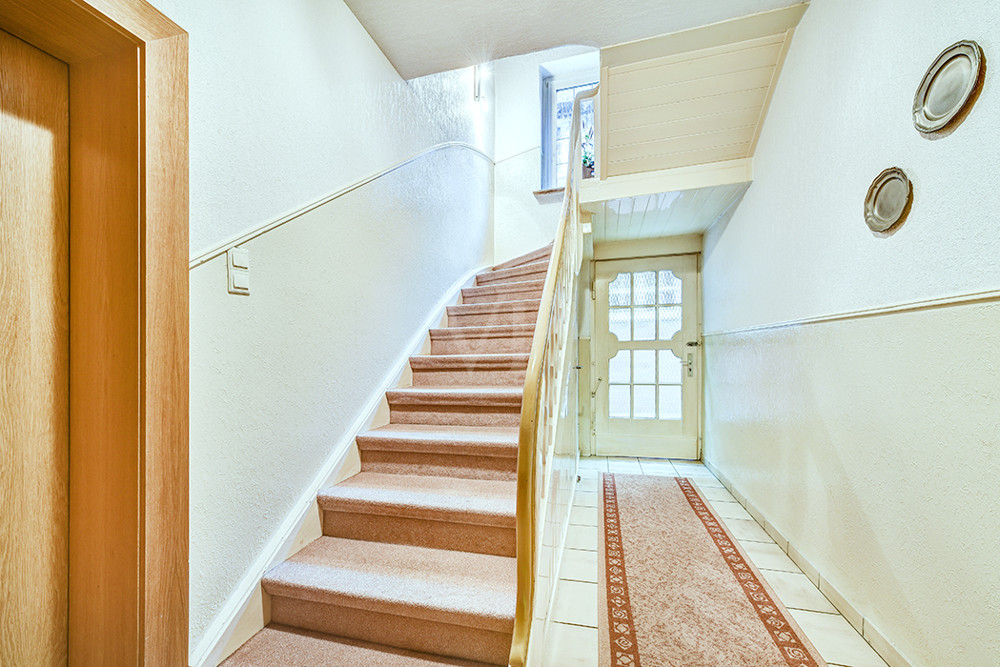 Flur und Treppe Haus vorne