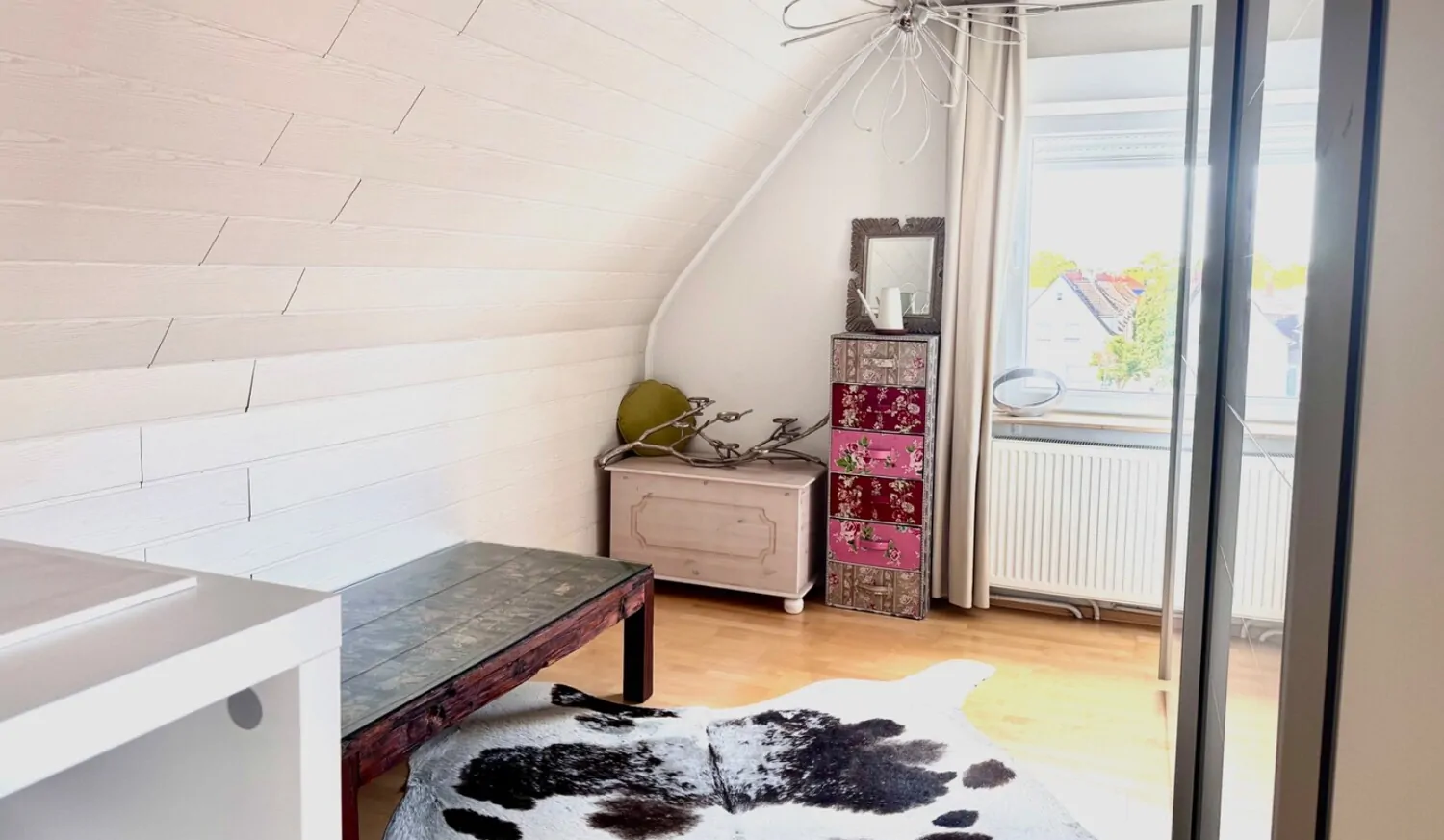 Upscale retreat, separate apartment possible!