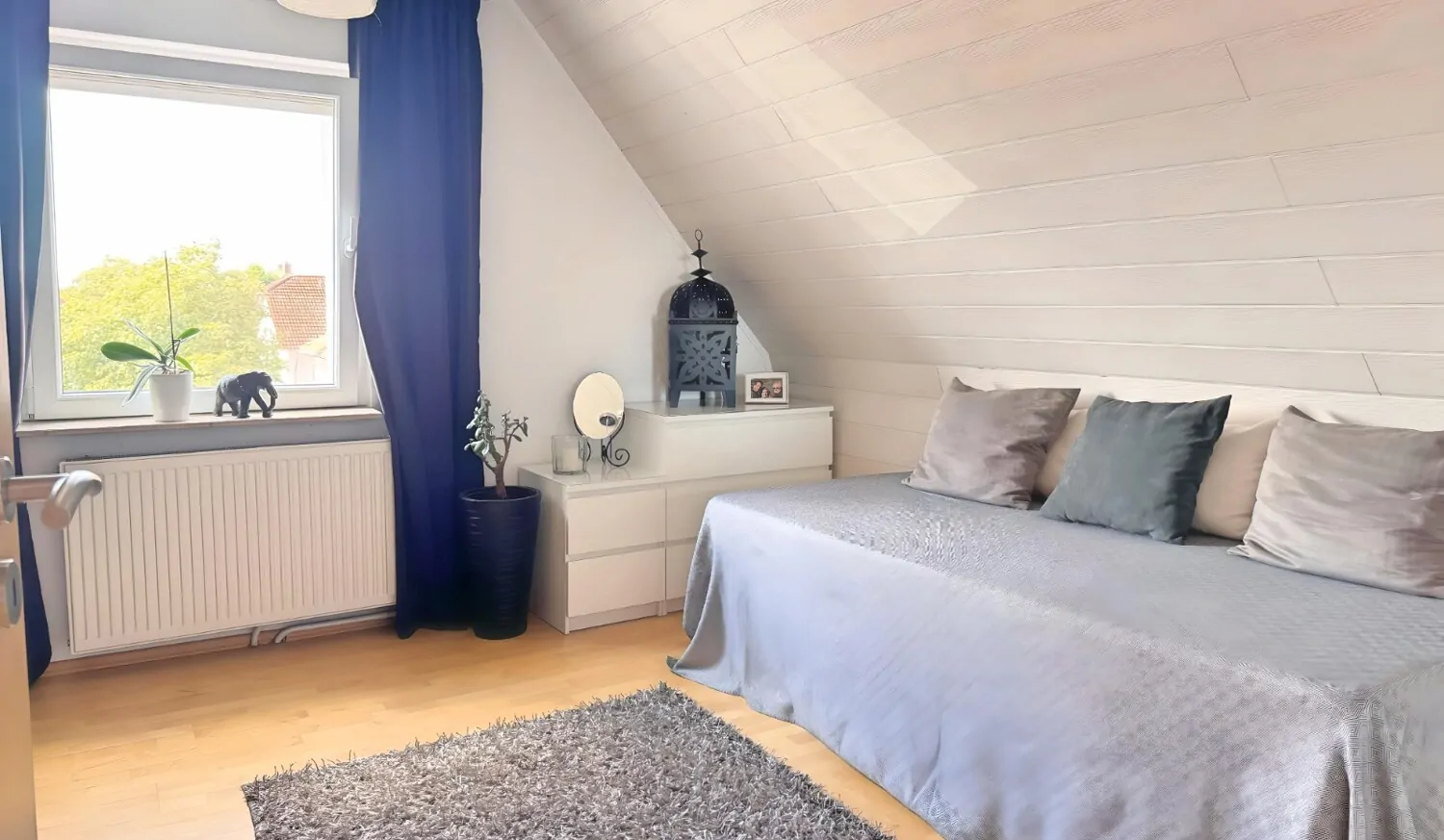 Upscale retreat, separate apartment possible!