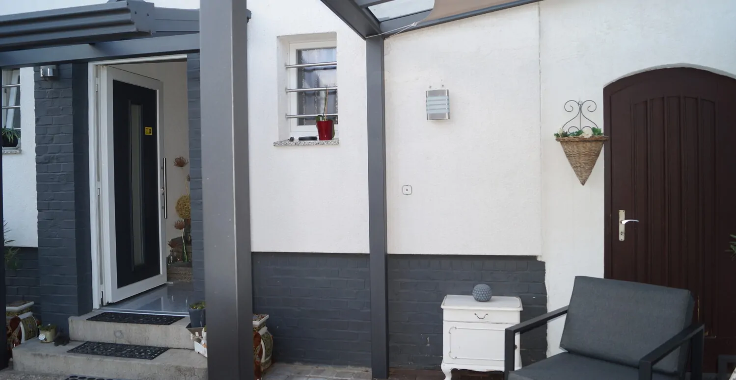 mit direktem Zugang ins Haus