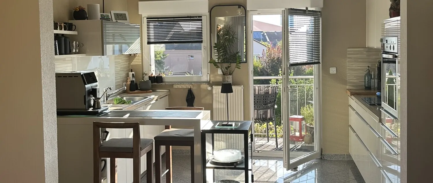 Küche mit Zugang auf Balkon