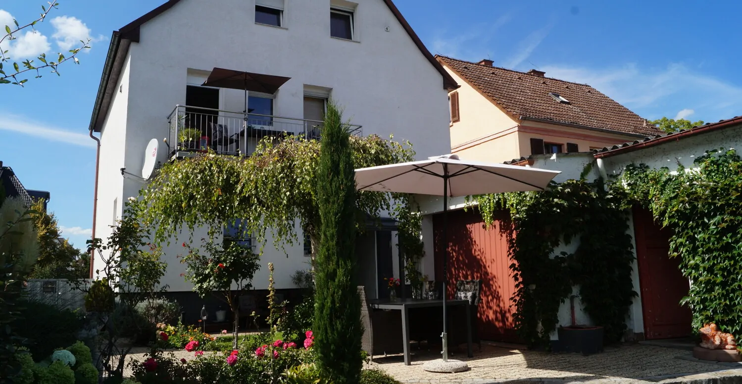 Upscale retreat, separate apartment possible!