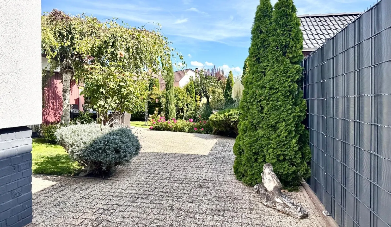 Upscale retreat, separate apartment possible!