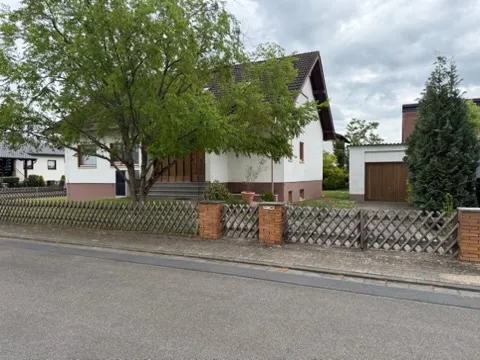 Großzügiges Einfamilienhaus mit herrlichem Grundstück in bester Wohnlage