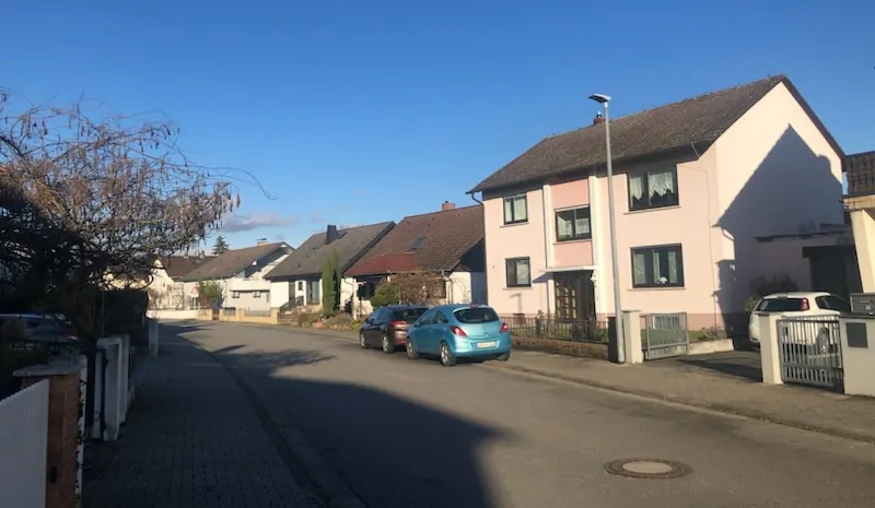 Gepflegte 3 - Zimmer Wohnung mit Dachterrasse in ruhiger Wohnlage