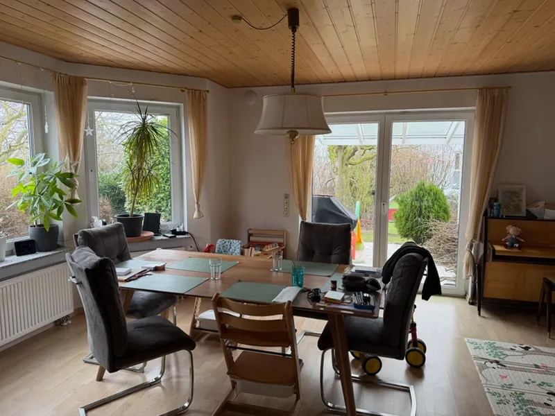 Essbereich mit Zugang auf die Terrasse