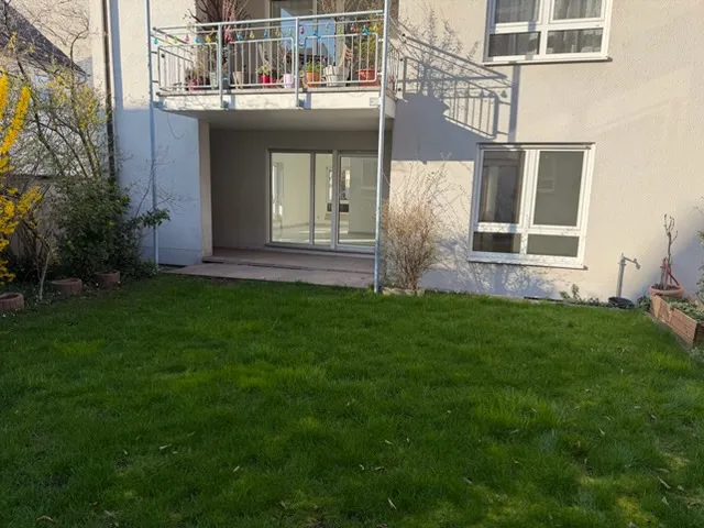 Blick auf Terrasse und kleiner Garten