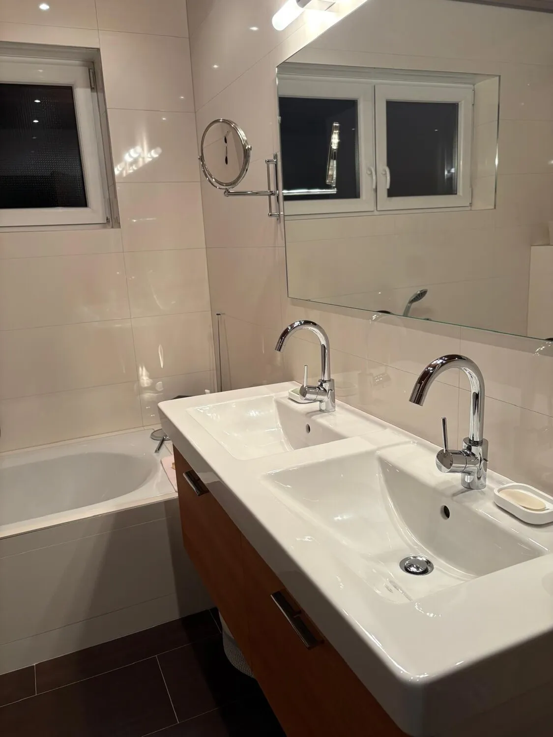 modernes Badezimmer