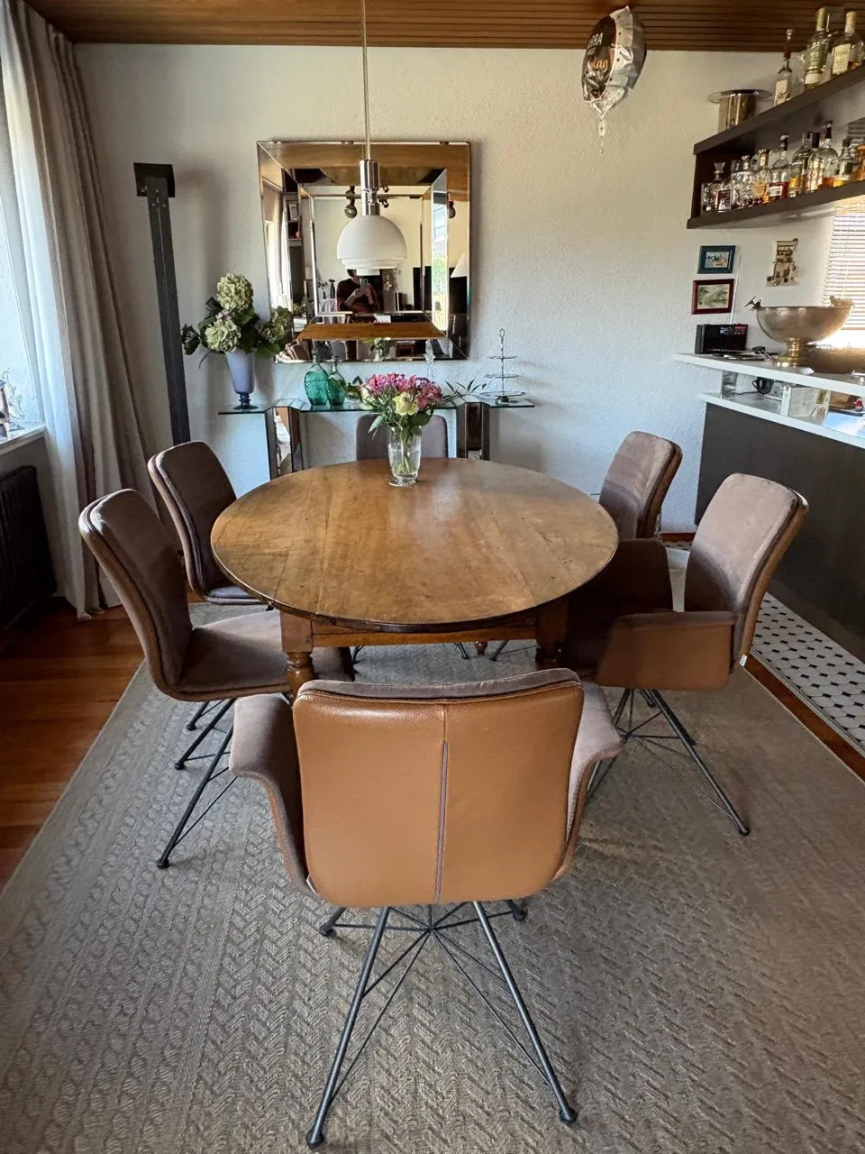 großzügiges Esszimmer