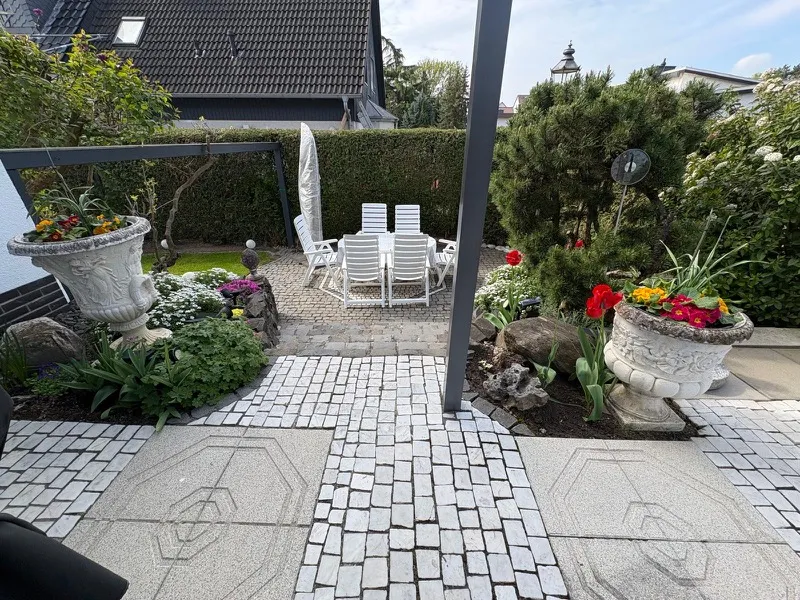 liebvoll angelegters Anwesen