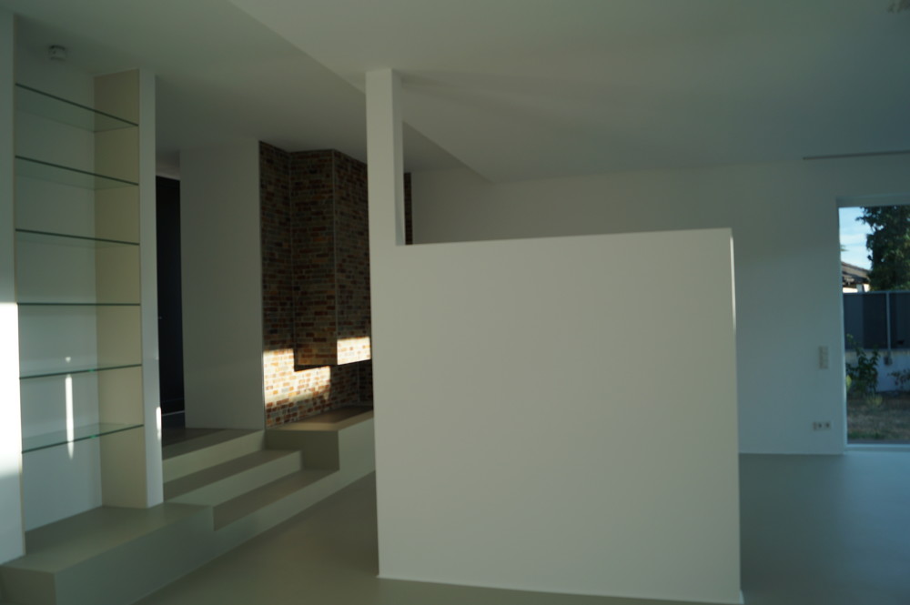Essbereich getrennt mit einer Wandscheibe zum Wohnbereich