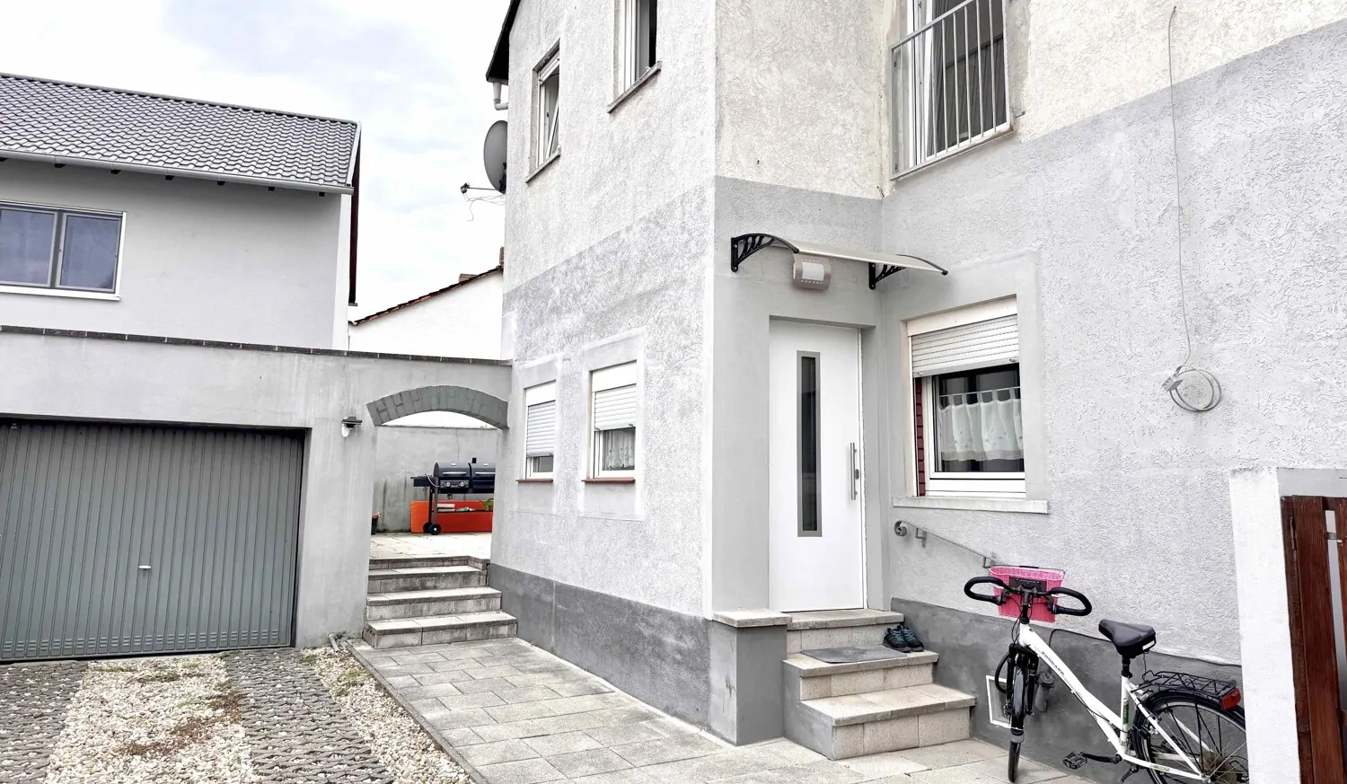 Well-maintained apartment building in a quiet but central residential location