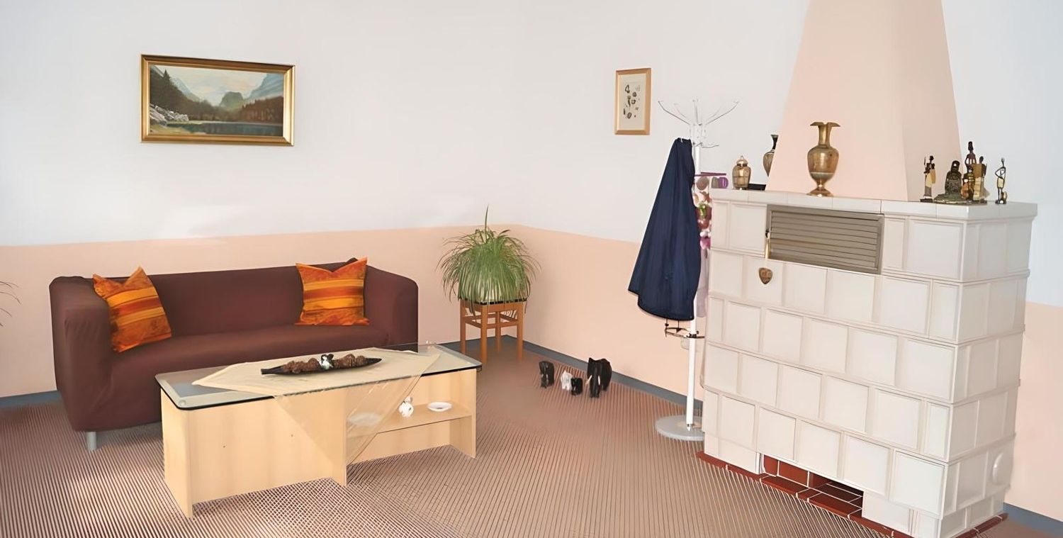Wohnzimmer mit Kachelofen im EG