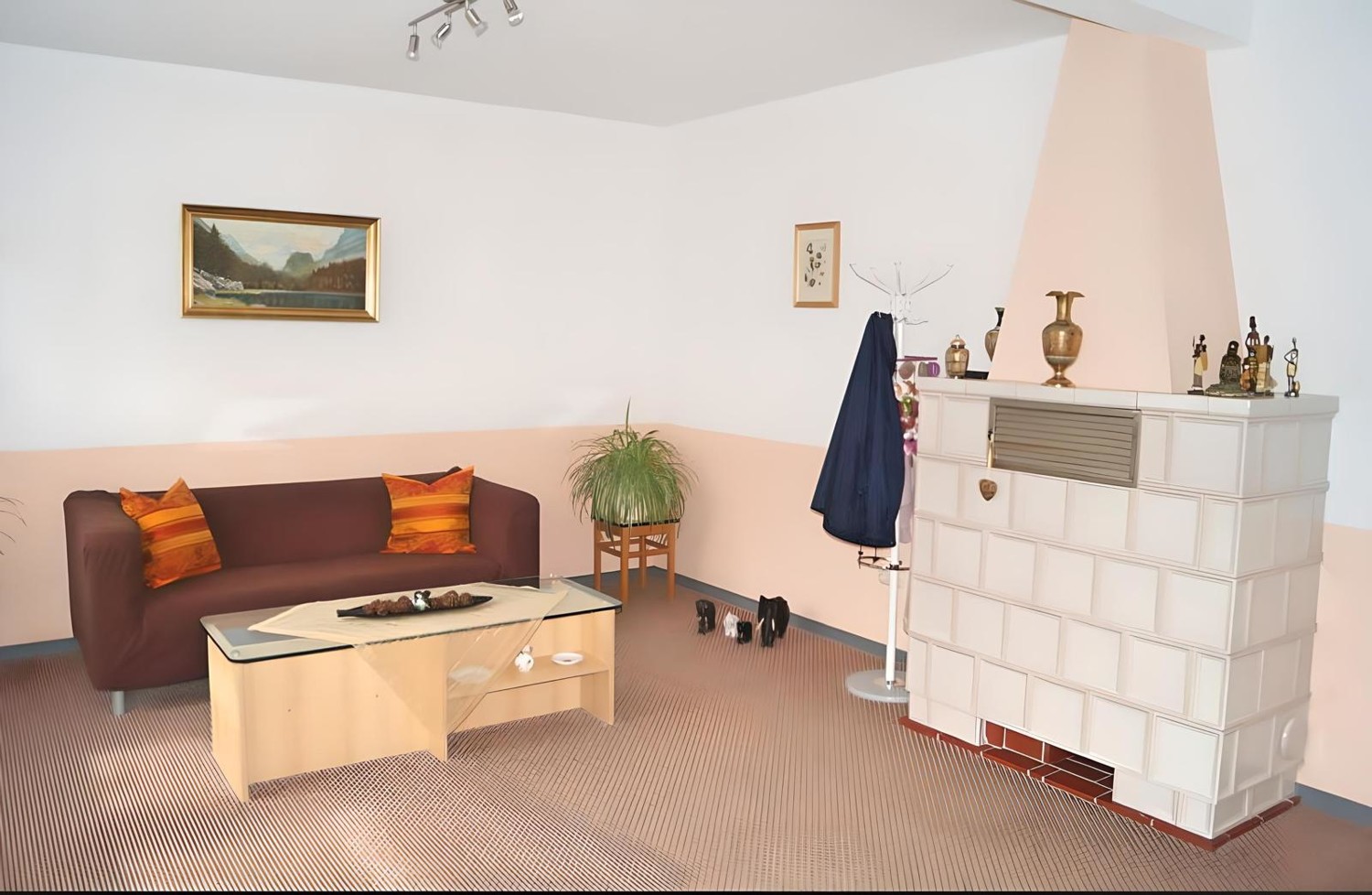 Wohnzimmer mit Kachelofen im EG