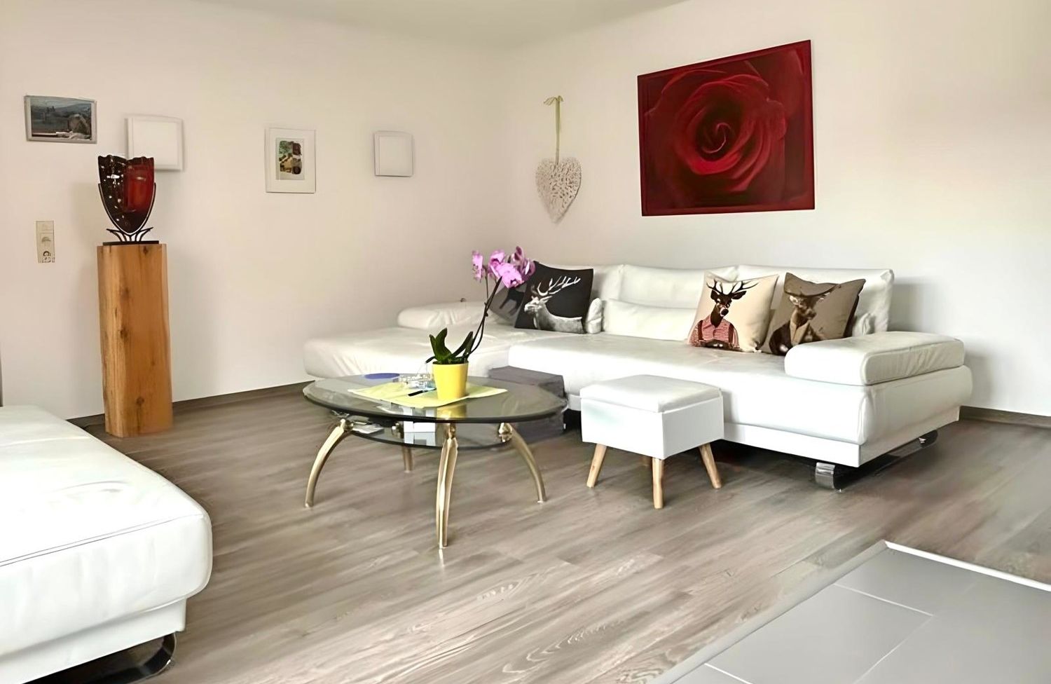 großzügiges Wohnzimmer im OG