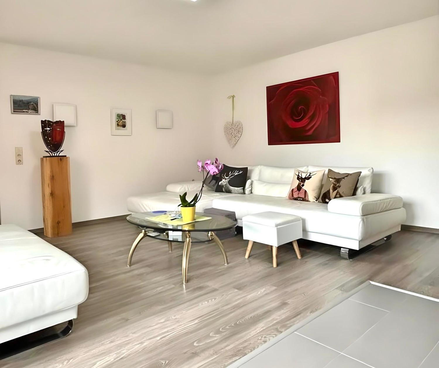 großzügiges Wohnzimmer im OG