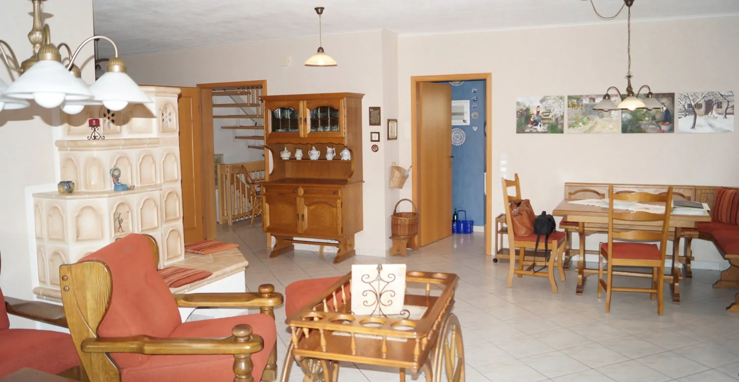 mit herrlichem Kachelofen