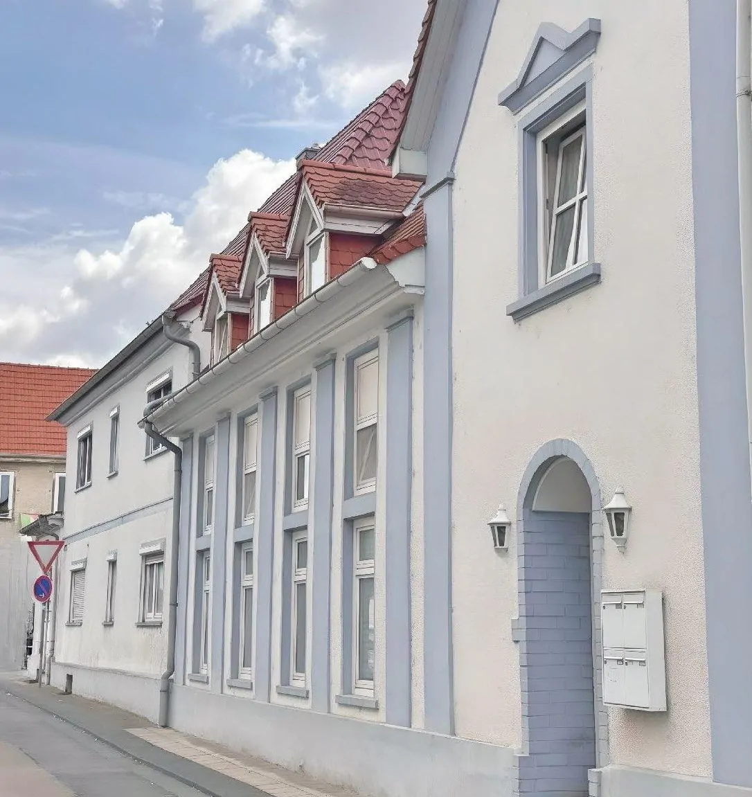 Mehrfamilienhaus und Gewerbeeinheit mit bestehenden Mieteinnahmen und Ertragspotenzial