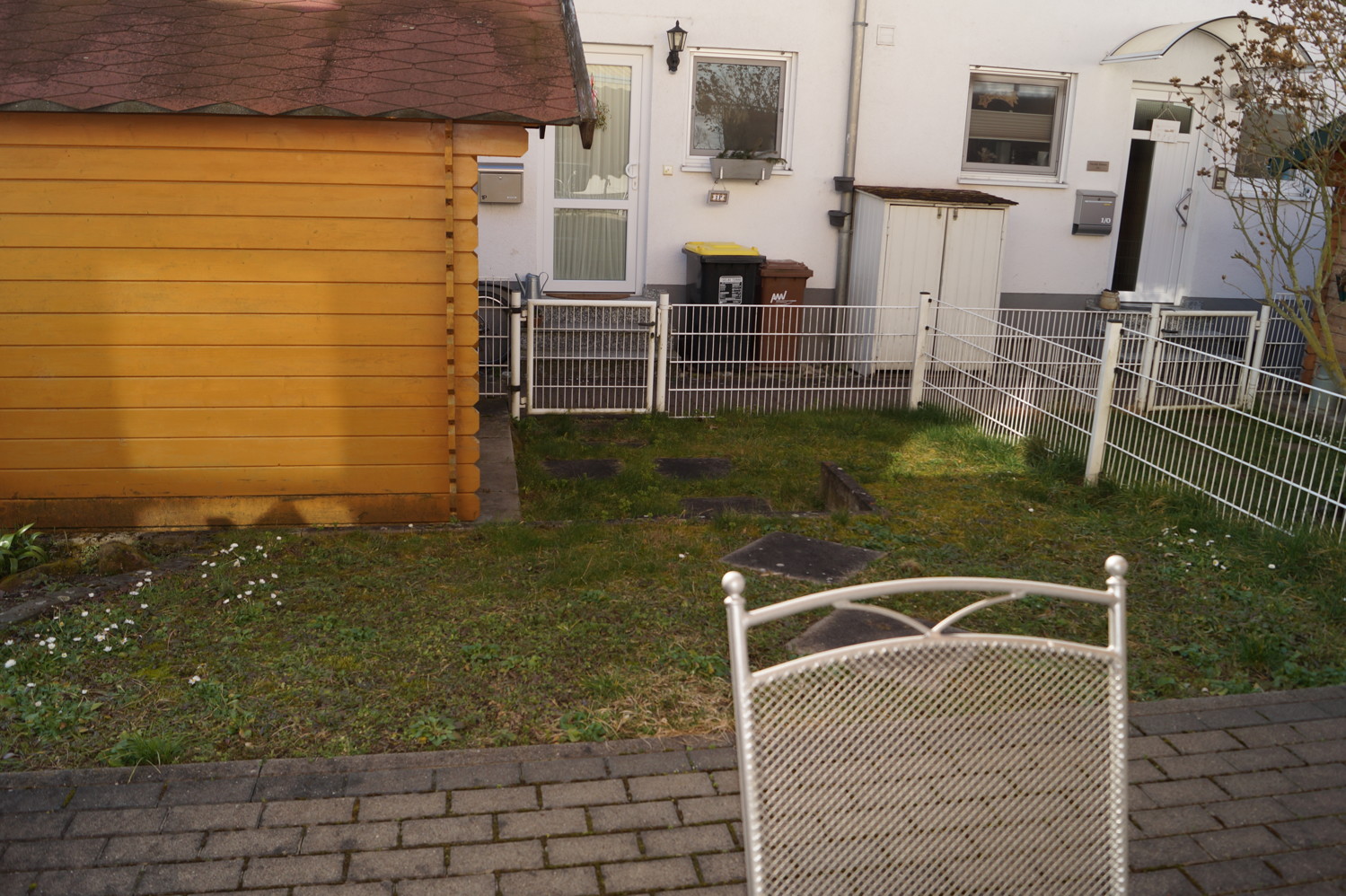 Terrasse und kleiner Garten