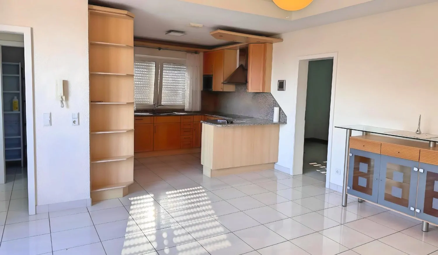 Küche mit offenem Essbereich