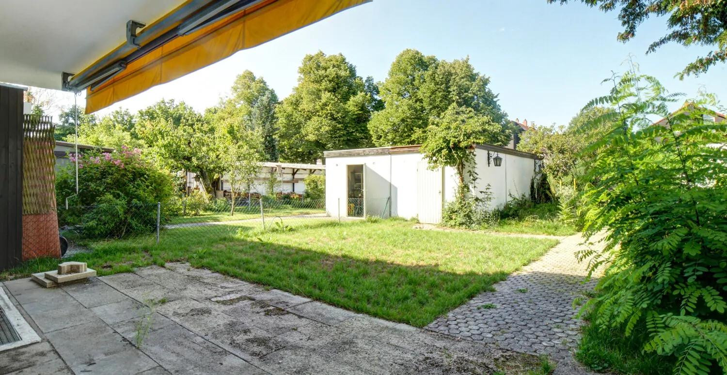 Terrasse und Gartenfläche Vorderseite