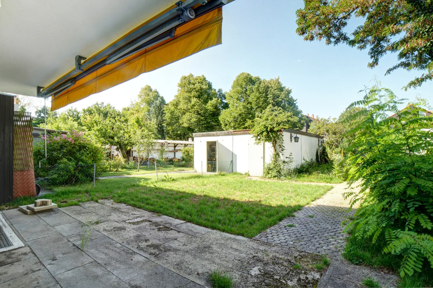 Terrasse und Gartenfläche Vorderseite